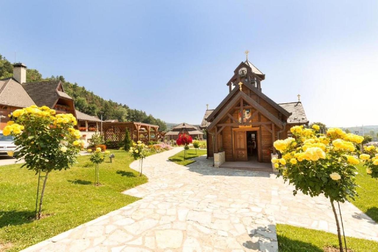 Etno Naselje Vrdnicka Kula Hotel Vrdnik Buitenkant foto