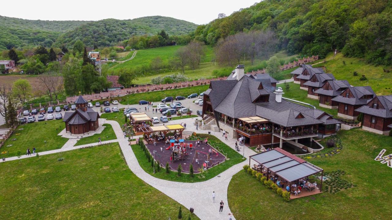 Etno Naselje Vrdnicka Kula Hotel Vrdnik Buitenkant foto