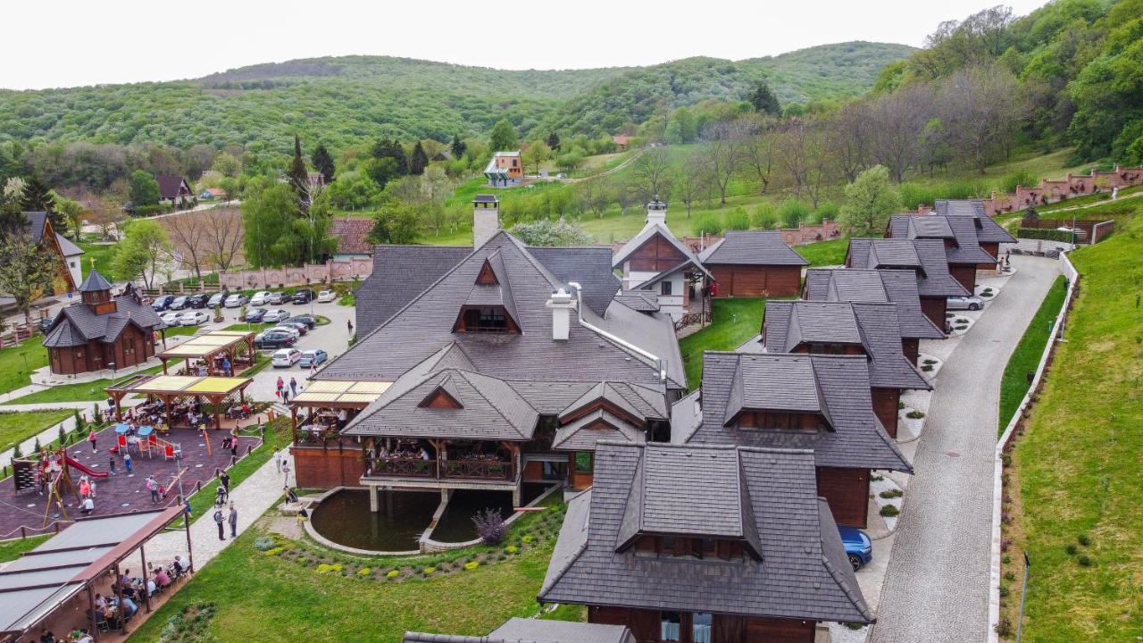 Etno Naselje Vrdnicka Kula Hotel Vrdnik Buitenkant foto