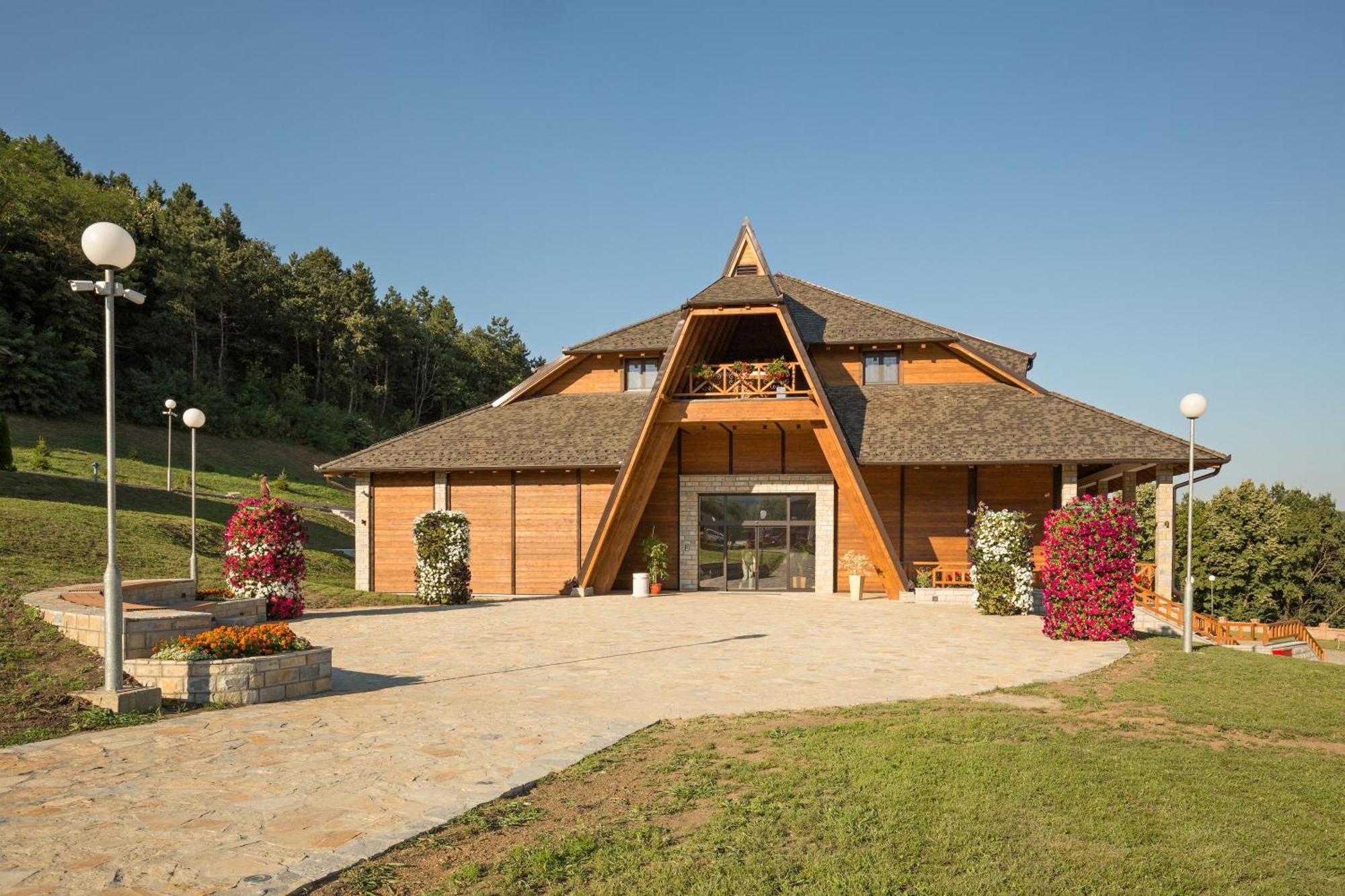 Etno Naselje Vrdnicka Kula Hotel Vrdnik Buitenkant foto