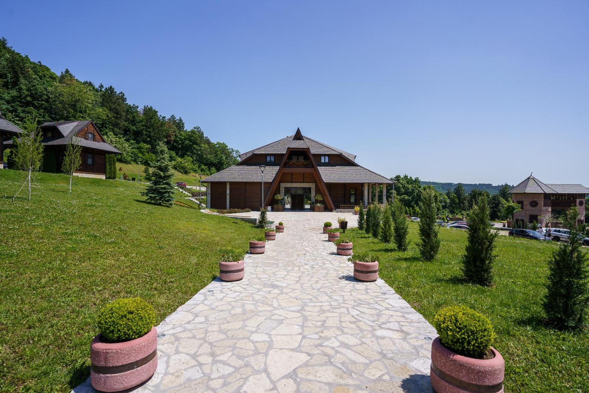 Etno Naselje Vrdnicka Kula Hotel Vrdnik Buitenkant foto